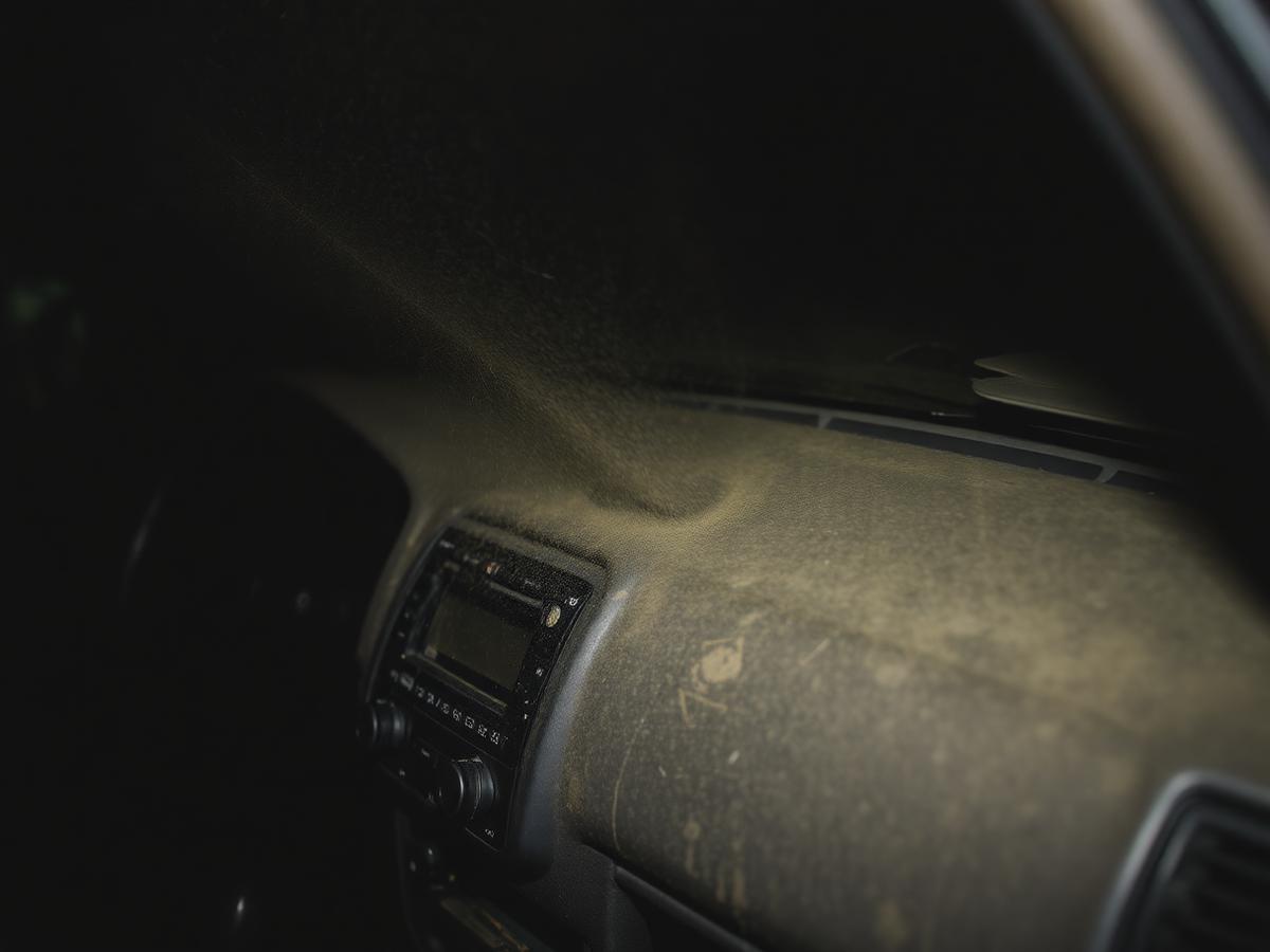 Beispielbild — Cockpit vor der Reinigung: staubige Oberflächen